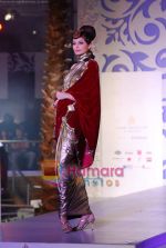 Model walks the ramp for Sonia Mehra at Aamby Valley India Bridal Week day 5 on 2nd Nov 2010 (8).JPG
